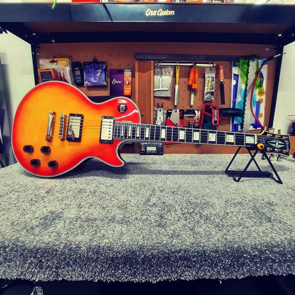 Imagen del taller del luthier con una guitarra